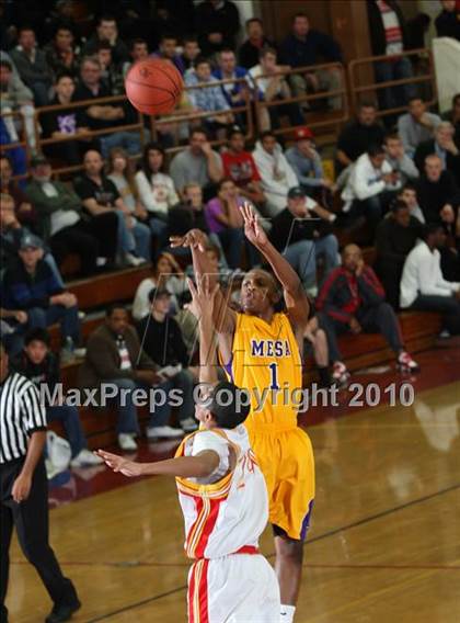 Thumbnail 2 in Taft vs. Mesa (MaxPreps Holiday Classic) photogallery.