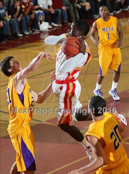 Thumbnail 1 in Taft vs. Mesa (MaxPreps Holiday Classic) photogallery.