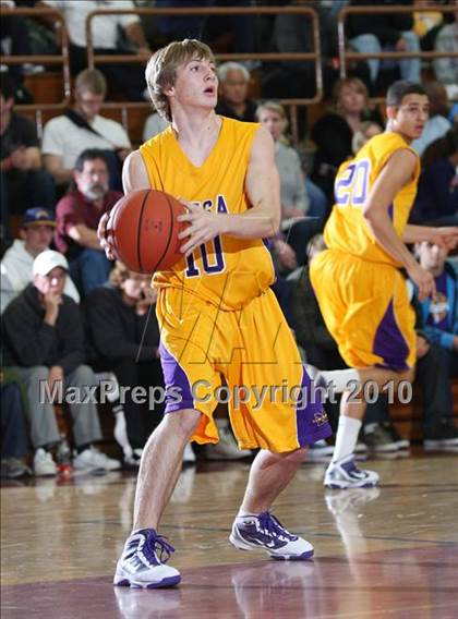 Thumbnail 2 in Taft vs. Mesa (MaxPreps Holiday Classic) photogallery.