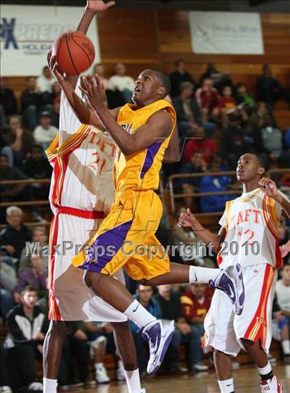 Thumbnail 1 in Taft vs. Mesa (MaxPreps Holiday Classic) photogallery.