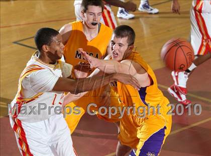 Thumbnail 3 in Taft vs. Mesa (MaxPreps Holiday Classic) photogallery.