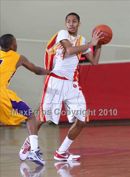 Thumbnail 1 in Taft vs. Mesa (MaxPreps Holiday Classic) photogallery.