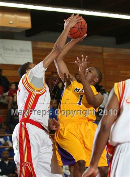 Thumbnail 2 in Taft vs. Mesa (MaxPreps Holiday Classic) photogallery.
