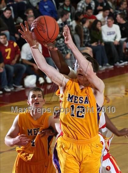 Thumbnail 2 in Taft vs. Mesa (MaxPreps Holiday Classic) photogallery.