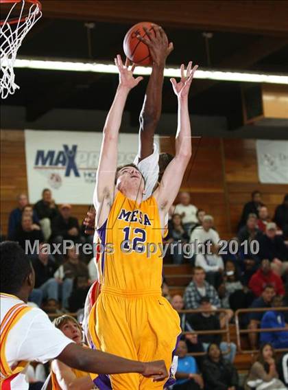 Thumbnail 3 in Taft vs. Mesa (MaxPreps Holiday Classic) photogallery.