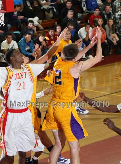 Thumbnail 3 in Taft vs. Mesa (MaxPreps Holiday Classic) photogallery.
