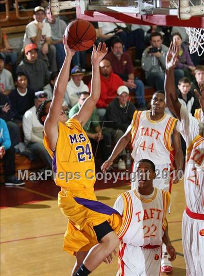 Thumbnail 1 in Taft vs. Mesa (MaxPreps Holiday Classic) photogallery.