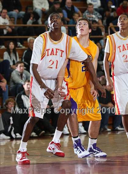Thumbnail 2 in Taft vs. Mesa (MaxPreps Holiday Classic) photogallery.