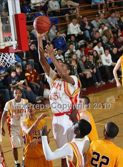 Thumbnail 3 in Taft vs. Mesa (MaxPreps Holiday Classic) photogallery.