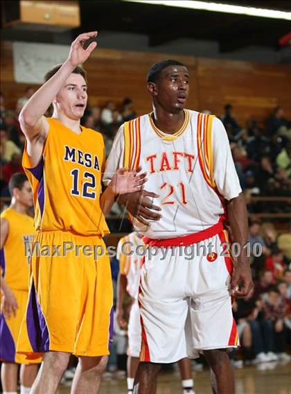 Thumbnail 1 in Taft vs. Mesa (MaxPreps Holiday Classic) photogallery.