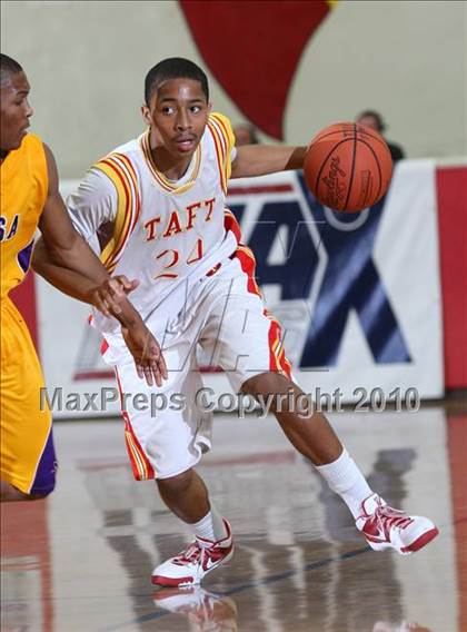 Thumbnail 2 in Taft vs. Mesa (MaxPreps Holiday Classic) photogallery.