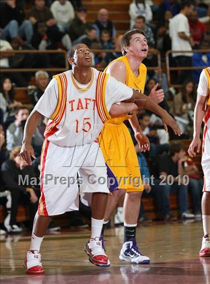 Thumbnail 1 in Taft vs. Mesa (MaxPreps Holiday Classic) photogallery.