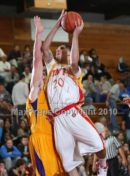Thumbnail 2 in Taft vs. Mesa (MaxPreps Holiday Classic) photogallery.
