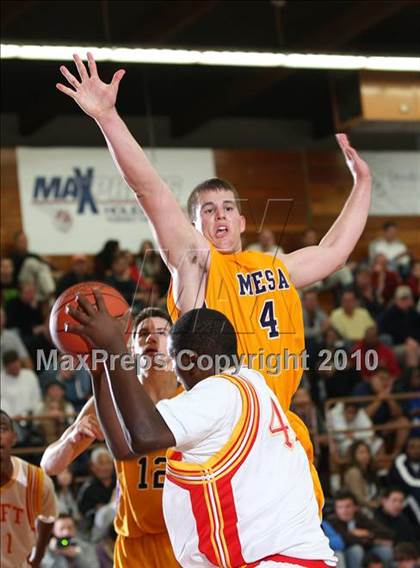 Thumbnail 1 in Taft vs. Mesa (MaxPreps Holiday Classic) photogallery.