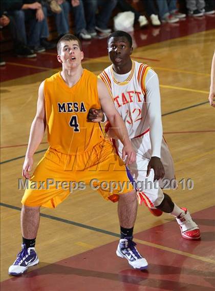 Thumbnail 1 in Taft vs. Mesa (MaxPreps Holiday Classic) photogallery.