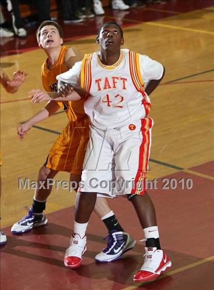 Thumbnail 1 in Taft vs. Mesa (MaxPreps Holiday Classic) photogallery.