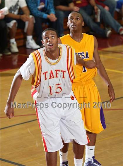 Thumbnail 1 in Taft vs. Mesa (MaxPreps Holiday Classic) photogallery.