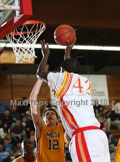 Thumbnail 2 in Taft vs. Mesa (MaxPreps Holiday Classic) photogallery.