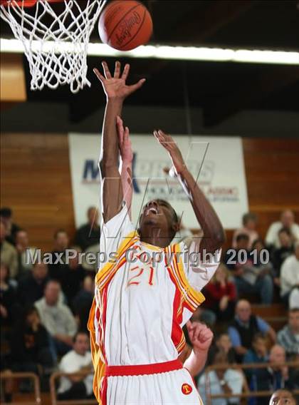 Thumbnail 1 in Taft vs. Mesa (MaxPreps Holiday Classic) photogallery.