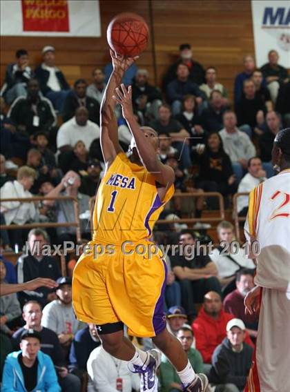 Thumbnail 1 in Taft vs. Mesa (MaxPreps Holiday Classic) photogallery.