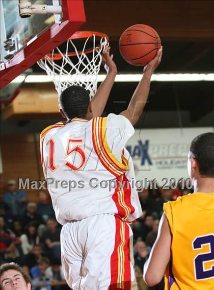 Thumbnail 1 in Taft vs. Mesa (MaxPreps Holiday Classic) photogallery.