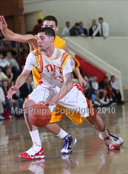 Thumbnail 3 in Taft vs. Mesa (MaxPreps Holiday Classic) photogallery.