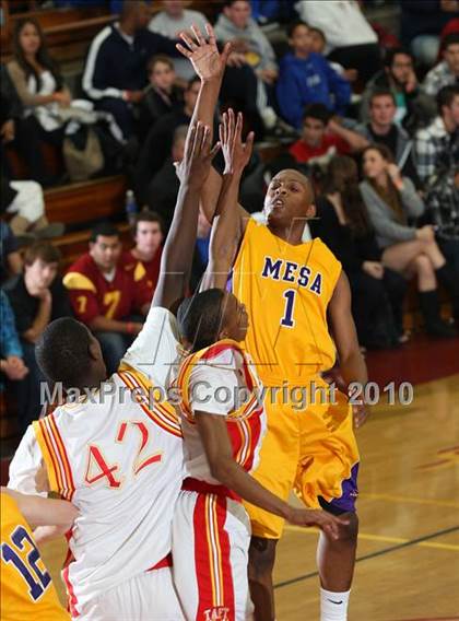 Thumbnail 2 in Taft vs. Mesa (MaxPreps Holiday Classic) photogallery.