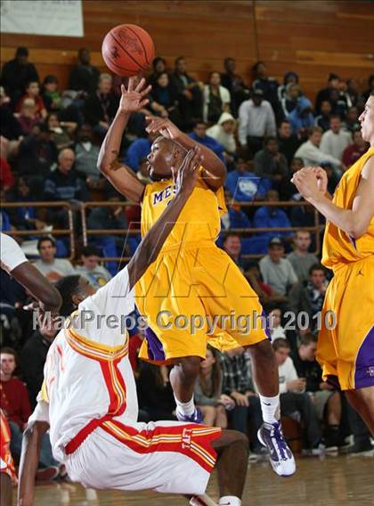 Thumbnail 3 in Taft vs. Mesa (MaxPreps Holiday Classic) photogallery.