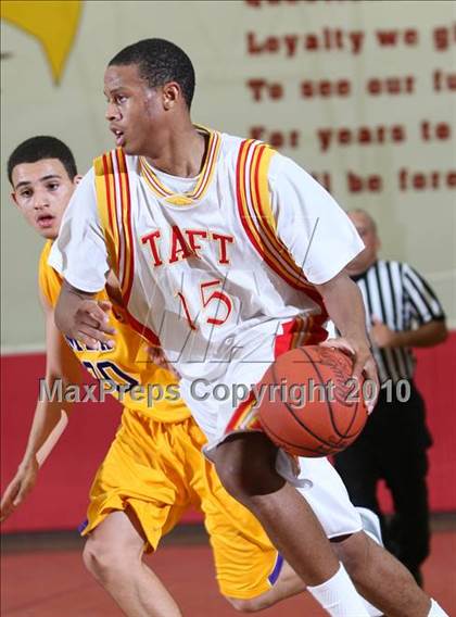 Thumbnail 1 in Taft vs. Mesa (MaxPreps Holiday Classic) photogallery.