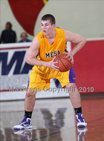 Thumbnail 3 in Taft vs. Mesa (MaxPreps Holiday Classic) photogallery.