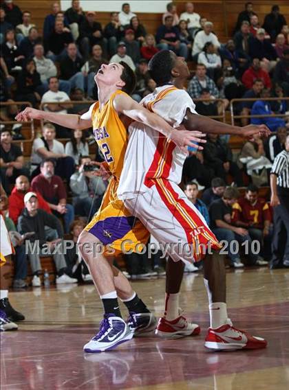 Thumbnail 2 in Taft vs. Mesa (MaxPreps Holiday Classic) photogallery.