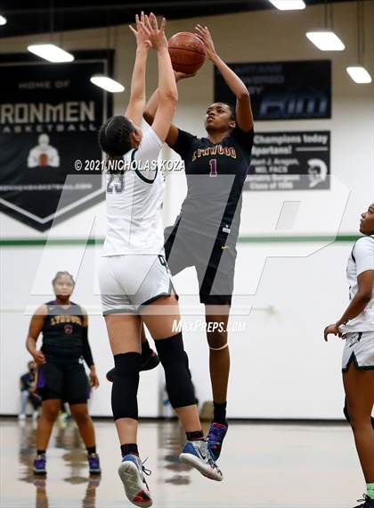 Thumbnail 2 in Lynwood vs. Orangewood Academy photogallery.