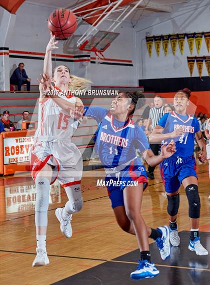Thumbnail 3 in Christian Brothers vs Roseville (Roseville Elite Showcase) photogallery.