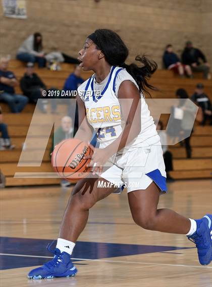 Thumbnail 1 in Vista del Lago vs. Grant (Lincoln Invitational) photogallery.
