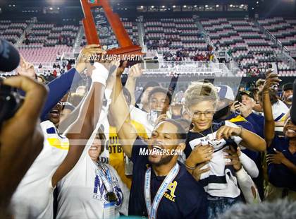 Thumbnail 2 in St. Thomas Aquinas vs. Tampa Bay Tech (FHSAA 7A Final) photogallery.