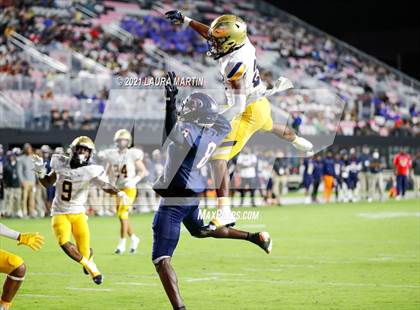Thumbnail 2 in St. Thomas Aquinas vs. Tampa Bay Tech (FHSAA 7A Final) photogallery.