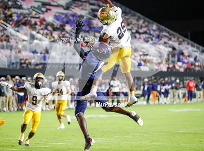 Thumbnail 3 in St. Thomas Aquinas vs. Tampa Bay Tech (FHSAA 7A Final) photogallery.