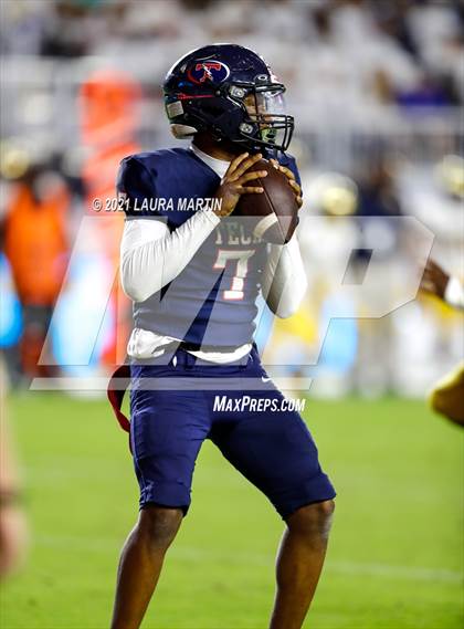 Thumbnail 2 in St. Thomas Aquinas vs. Tampa Bay Tech (FHSAA 7A Final) photogallery.