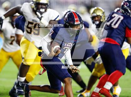 Thumbnail 2 in St. Thomas Aquinas vs. Tampa Bay Tech (FHSAA 7A Final) photogallery.