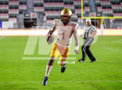 Thumbnail 2 in St. Thomas Aquinas vs. Tampa Bay Tech (FHSAA 7A Final) photogallery.