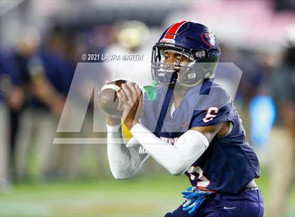 Thumbnail 3 in St. Thomas Aquinas vs. Tampa Bay Tech (FHSAA 7A Final) photogallery.