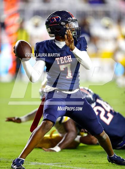 Thumbnail 3 in St. Thomas Aquinas vs. Tampa Bay Tech (FHSAA 7A Final) photogallery.