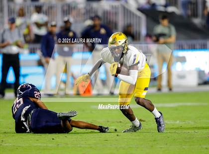Thumbnail 2 in St. Thomas Aquinas vs. Tampa Bay Tech (FHSAA 7A Final) photogallery.