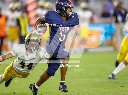 Thumbnail 3 in St. Thomas Aquinas vs. Tampa Bay Tech (FHSAA 7A Final) photogallery.