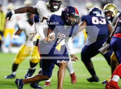 Thumbnail 1 in St. Thomas Aquinas vs. Tampa Bay Tech (FHSAA 7A Final) photogallery.