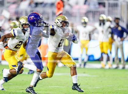 Thumbnail 3 in St. Thomas Aquinas vs. Tampa Bay Tech (FHSAA 7A Final) photogallery.