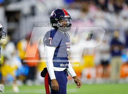 Thumbnail 2 in St. Thomas Aquinas vs. Tampa Bay Tech (FHSAA 7A Final) photogallery.