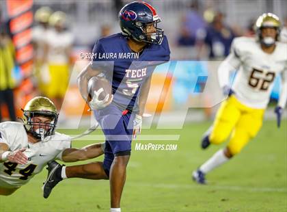 Thumbnail 1 in St. Thomas Aquinas vs. Tampa Bay Tech (FHSAA 7A Final) photogallery.