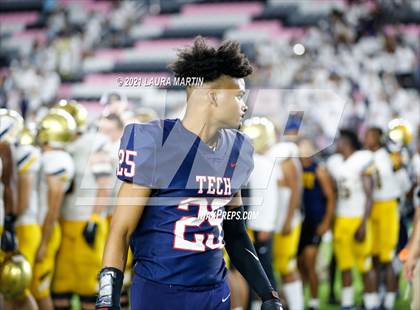 Thumbnail 3 in St. Thomas Aquinas vs. Tampa Bay Tech (FHSAA 7A Final) photogallery.