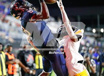 Thumbnail 1 in St. Thomas Aquinas vs. Tampa Bay Tech (FHSAA 7A Final) photogallery.